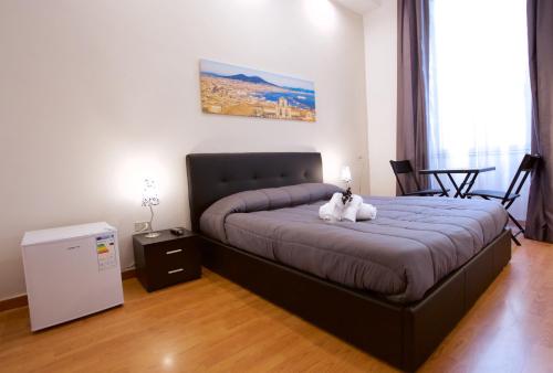 una camera da letto con un letto con due peluche sopra di MetròNapoli a Napoli