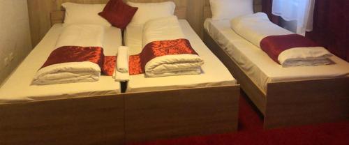 
A bed or beds in a room at Hotel Oldesloer Hof
