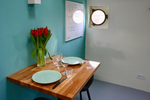 Gambar di galeri bagi Sailor Suite Coaster Mado di Amsterdam