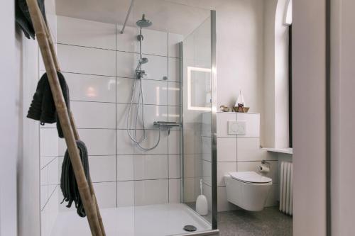 テニングにあるVingård - schöner Wohnenのシャワーとトイレ付きの小さなバスルーム