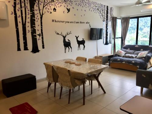 een woonkamer met een tafel en herten op de muur bij 12pax Golden Shine Homestay @Midhills Genting in Genting Highlands