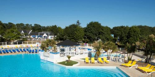 una foto di una piscina in un resort di MOBILHOME SAINT JULIEN EN BORN a Saint-Julien-en-Born