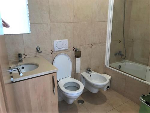 タヴィラにあるCosta da Cabanasのバスルーム(トイレ、洗面台、バスタブ付)