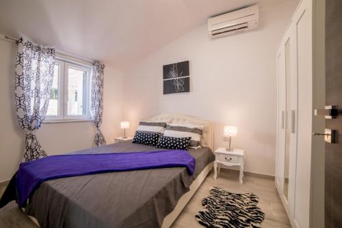 En eller flere senge i et værelse på Luxury Villa FUTURE