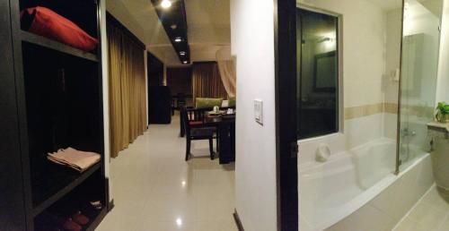 バンコクにあるサイアム ピマン ホテルの廊下とダイニングルームが備わる客室です。