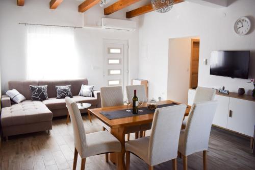 Drinovci的住宿－Samodol，客厅配有桌椅和沙发