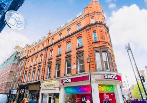 a large brick building on a city street at White Piccadilly Luxury Flat in London