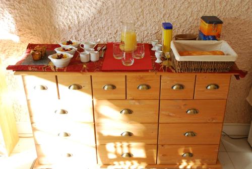 een houten dressoir met eten en drinken erop bij Domaine Sainte Barthe, entre Marciac et Nogaro in Aignan