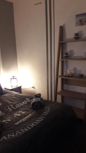 um quarto com uma cama com um edredão preto em chambre d'hôte - La ruche des Bleuets em Mulsanne