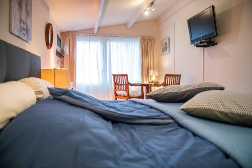 Postel nebo postele na pokoji v ubytování Studio Ana- Hata (vanuit het Hart ❤)