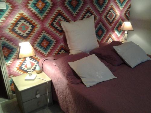 un lit avec deux oreillers dessus dans une chambre dans l'établissement fleur de garance, au Thor