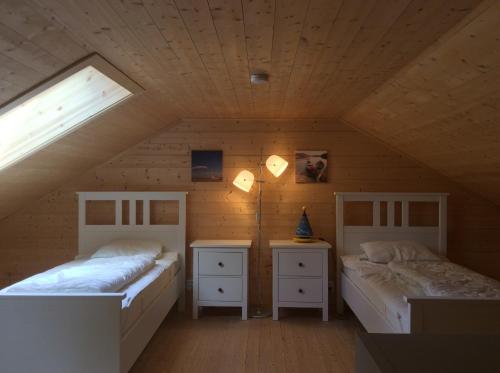 En eller flere senge i et værelse på Mysig och modern Stuga på Snögård, nära havet och naturen