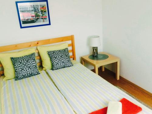 - une chambre avec un lit et une table avec une lampe dans l'établissement Atlantis apartman, à Budapest