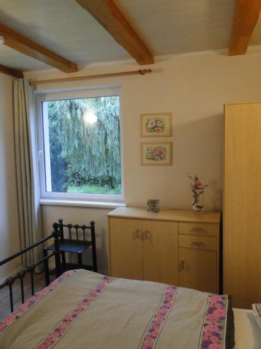 a bedroom with a bed and a window at Sommerhaus im Grünen in Berlin