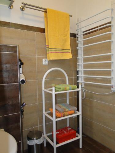 a bathroom with a towel and a towel rack at Sommerhaus im Grünen in Berlin