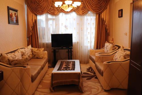 塞萬的住宿－Nina BNB，客厅配有两张沙发和一台电视
