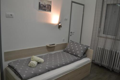 Postel nebo postele na pokoji v ubytování Smestaj Pandora Sobe sa kupatilom