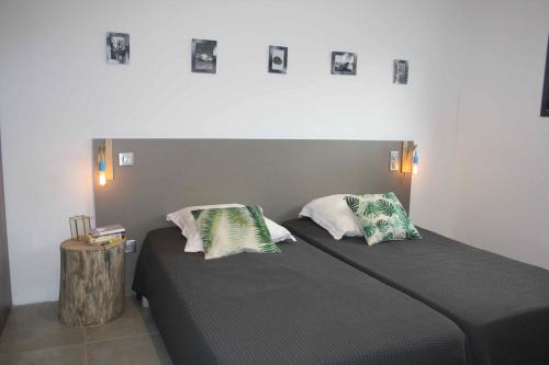 une chambre avec un lit avec deux oreillers dessus dans l'établissement Résidence U Rapalinu, à Molini