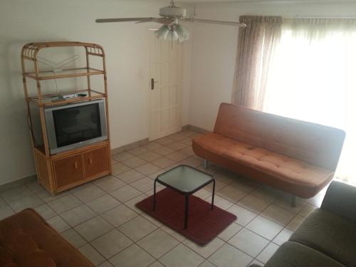 Televisyen dan/atau pusat hiburan di The Crescent Guesthouses - BnB/Self Catering