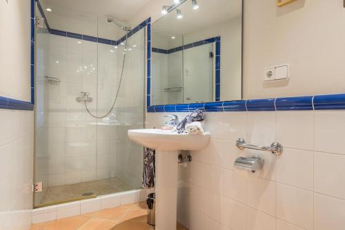 een badkamer met een wastafel en een douche bij Ca Sa Padrina in Sóller