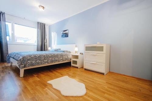 維也納的住宿－BestVienna U1 Kagran/DZ，一间卧室配有一张床、一个梳妆台和一扇窗户。