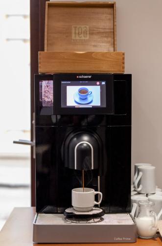 Příslušenství pro přípravu čaje a kávy v ubytování Hugo Hotel