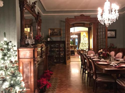 Batcheller Mansion Inn tesisinde bir restoran veya yemek mekanı