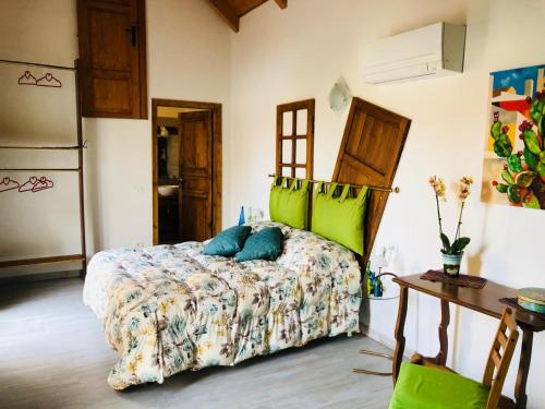 La casetta di Giuci في إمبيريا: غرفة نوم عليها سرير ومخدات زرقاء