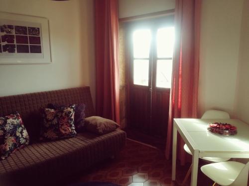 een woonkamer met een bank en een raam bij Oportobestview-TopFlat in Porto