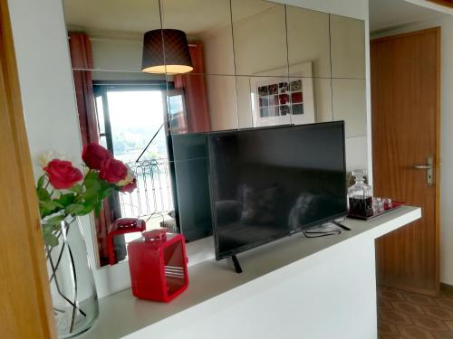 een flatscreen-tv op een aanrecht in een woonkamer bij Oportobestview-TopFlat in Porto