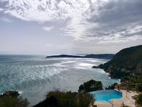 - une vue sur l'océan depuis une colline avec une plage dans l'établissement Beautiful Villa 5 min from Monaco, à Cap d'Ail