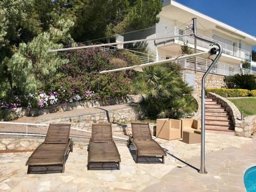 un groupe de chaises assises devant un bâtiment dans l'établissement Beautiful Villa 5 min from Monaco, à Cap d'Ail