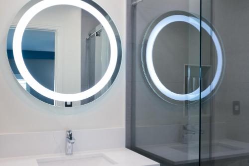 a bathroom with a sink and a mirror at Tilbury Inn in Glendale