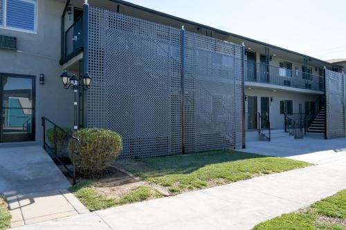 a mesh fence on the side of a building at Tilbury Inn in Glendale