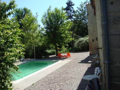 - une piscine dans une cour arborée dans l'établissement Le Moulin de Gauty, à Saint-Jean-et-Saint-Paul