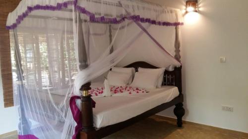 Łóżko lub łóżka w pokoju w obiekcie Lonely Beach Resort Tangalle