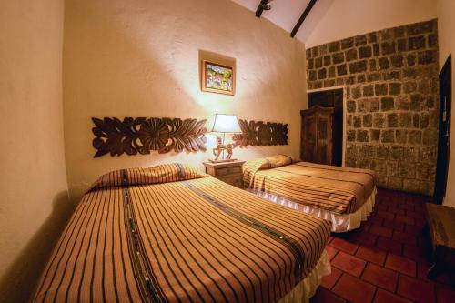 Un pat sau paturi într-o cameră la Hotel Toliman