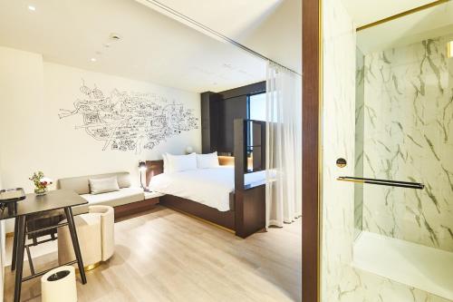 سرير أو أسرّة في غرفة في CitiGO Hotel Hongqiao Shanghai