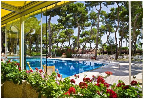 Bazén v ubytování Hotel Parco Dei Principi nebo v jeho okolí