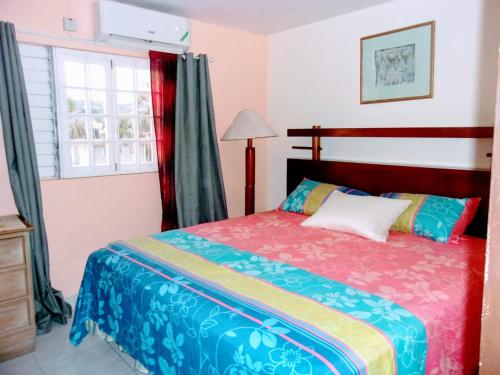 a bedroom with a bed and a window at Central Oaklands Kingston Apt in Kingston