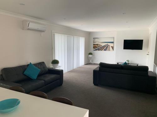 A seating area at The Oaks Hotel Motel