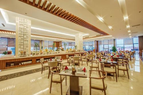 Un restaurante o sitio para comer en Muong Thanh Luxury Bac Ninh Hotel
