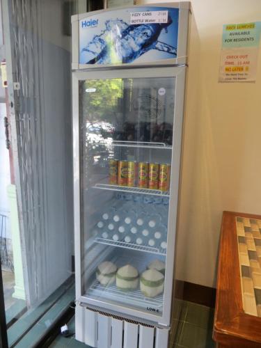 un frigorifero con dentro del cibo di La Maison Verte Hostel a Chiang Mai