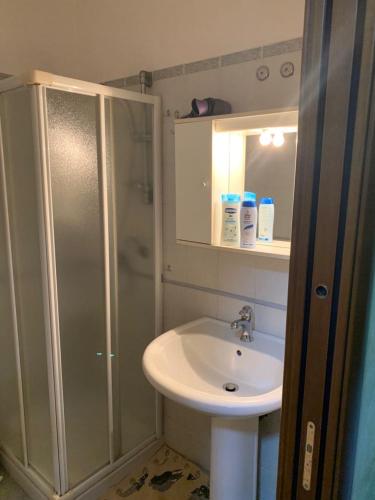 ein Bad mit einem Waschbecken und einer Dusche in der Unterkunft Airport Bedroom House in Catania