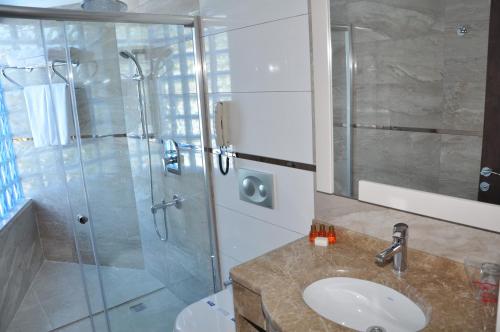 A bathroom at Kleopatra Micador Otel