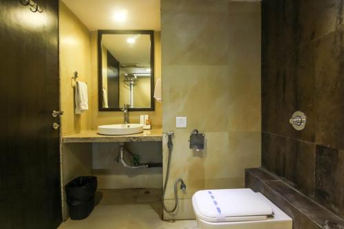 Hotel LXIA Hinjewadi - Indian Nationals Only tesisinde bir banyo