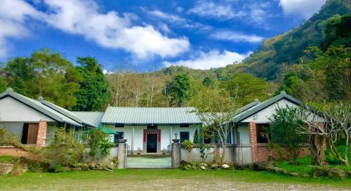 a house with a mountain in the background at Yellow Stone M.V. in Sanyi