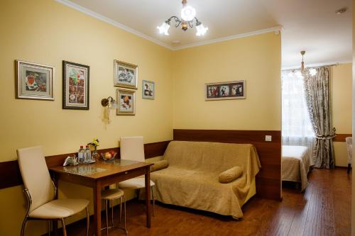 a living room with a table and a bed at Hotel Sverdlova 27 in Yekaterinburg