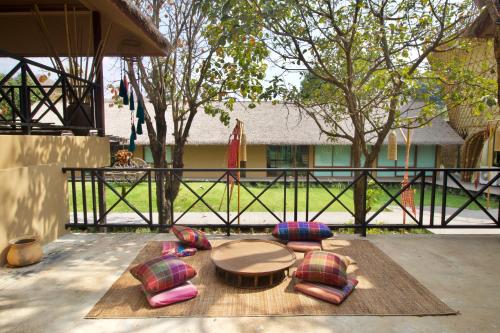 Balkoni atau teres di Recall Isaan Isan Concept at Khaoyai SHA Extra Plus