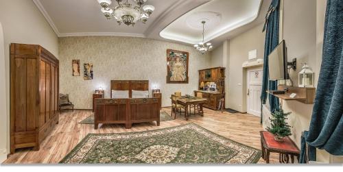 O zonă de relaxare la Budapest Art Nouveau Apartment